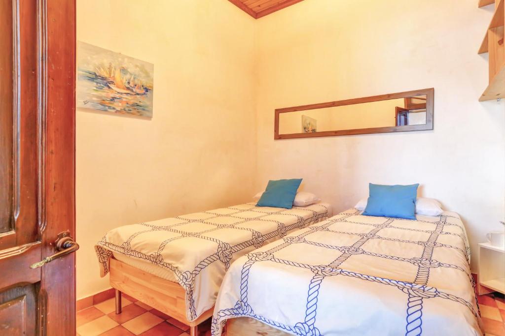 La Casa del Capitán - twin-beds-mirror-sailboat-painting
